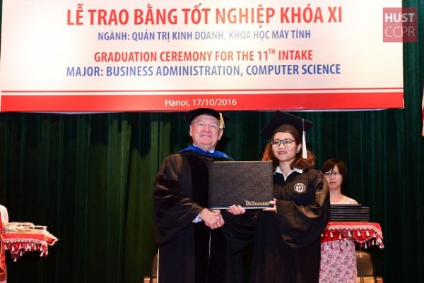 25 sinh viên nhận bằng tốt nghiệp Đại học Troy