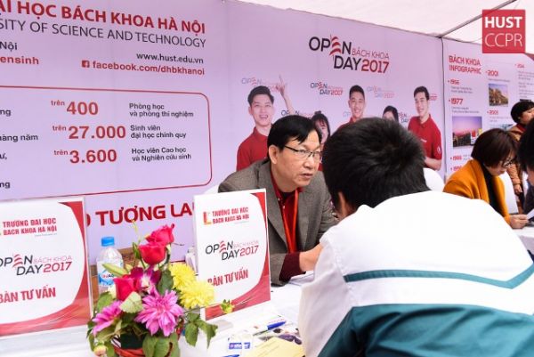 Hàng nghìn học sinh tham gia “Ngày hội tư vấn tuyển sinh – hướng nghiệp” năm 2017