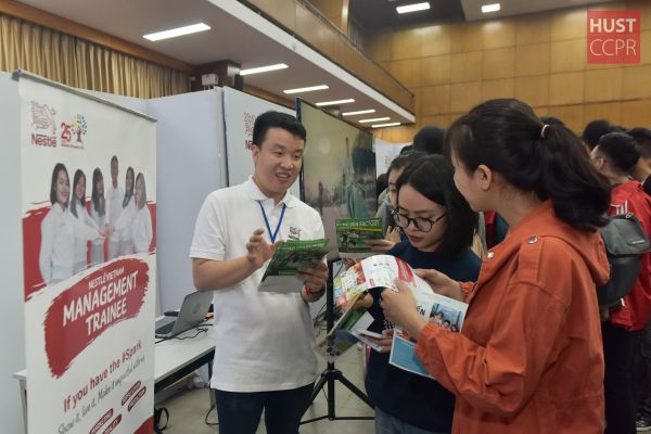 Sinh viên Bách khoa tiếp cận cơ hội việc làm qua “Job Fair 2020”