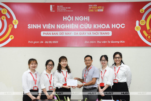 Ngô Thị Nhài (thứ hai từ phải sang) và các bạn học vui mừng nhận khen thưởng tại Hội nghị sinh viên NCKH, phân ban Dệt may - Da giầy và Thời trang, ĐHBK Hà Nội năm 2023