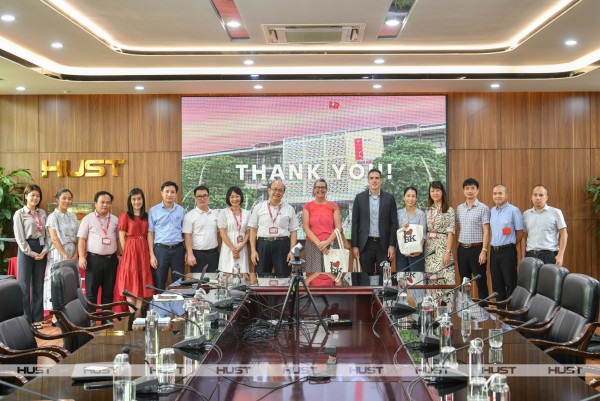 Tham tán văn hóa Đại sứ quán Hoa Kỳ tại Việt Nam đến thăm và làm việc tại Bách khoa Hà Nội