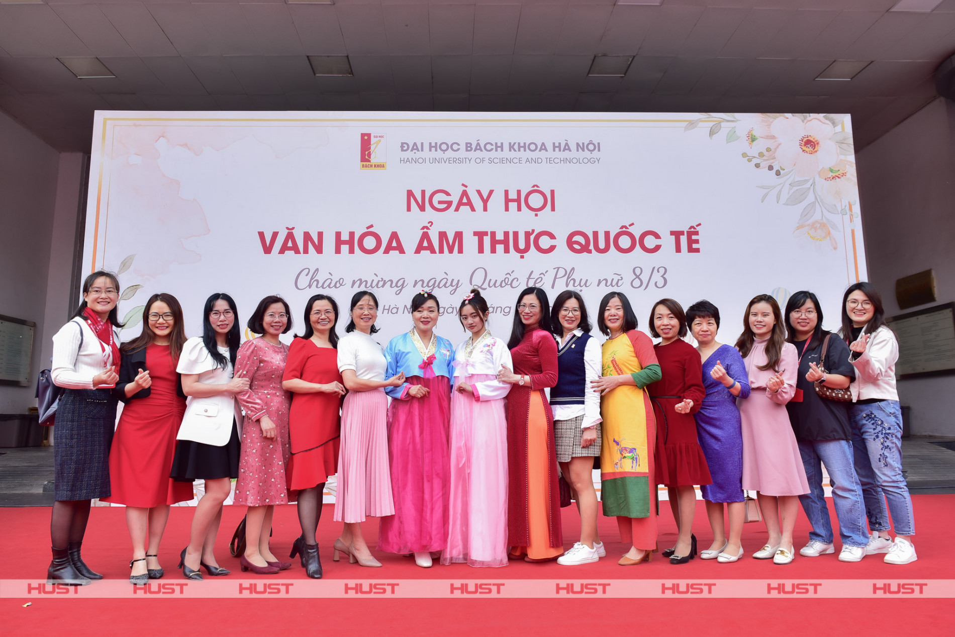 Mừng ngày 8/3, Đại học Bách khoa rực rỡ lễ hội văn hóa, ẩm thực 