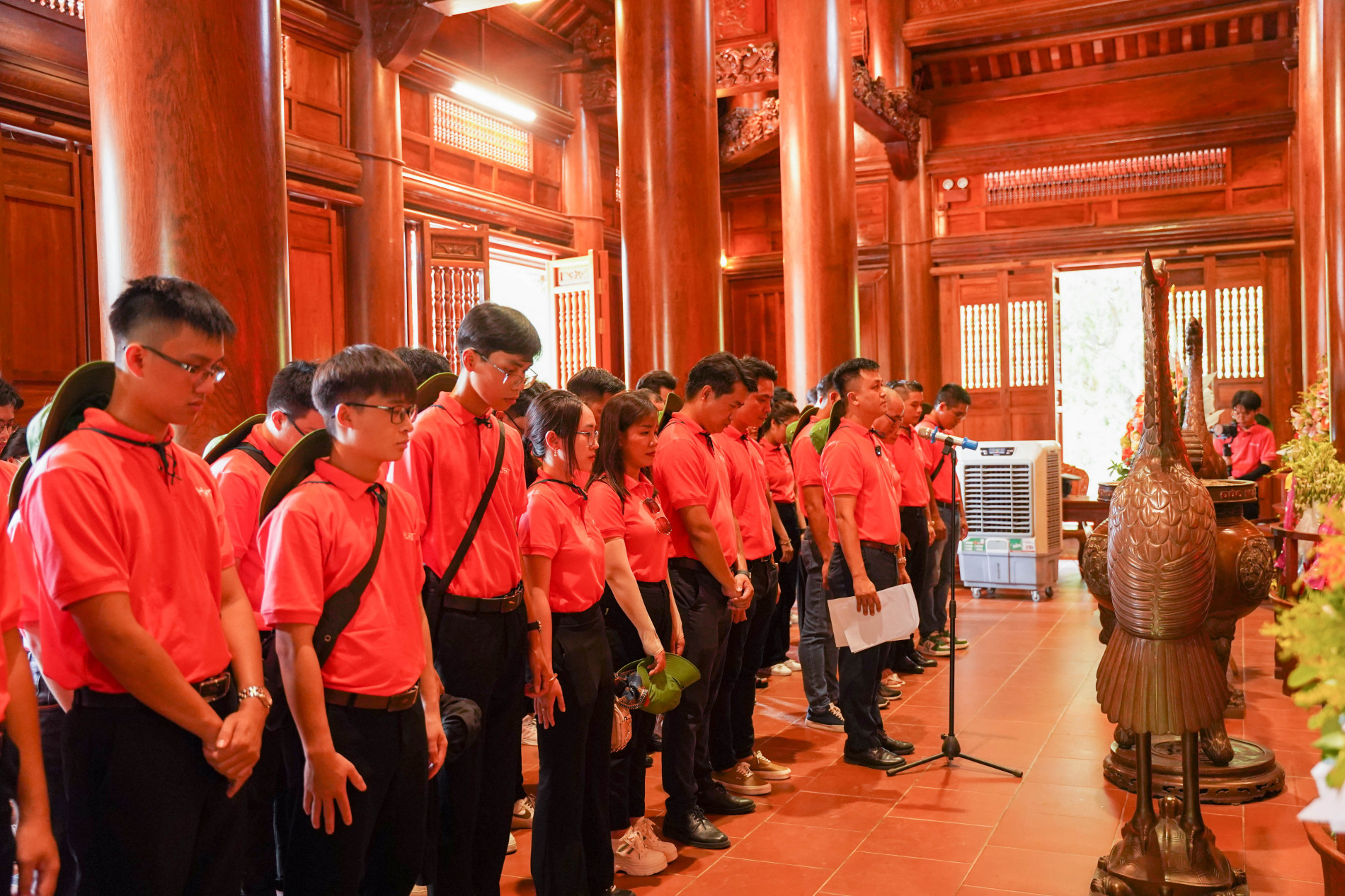 TS. Trương Công Tuấn, Bí thư Đoàn TN Cá cược xổ số
, cùng các đoàn viên Bách khoa Hà Nội báo công tại quê Bác