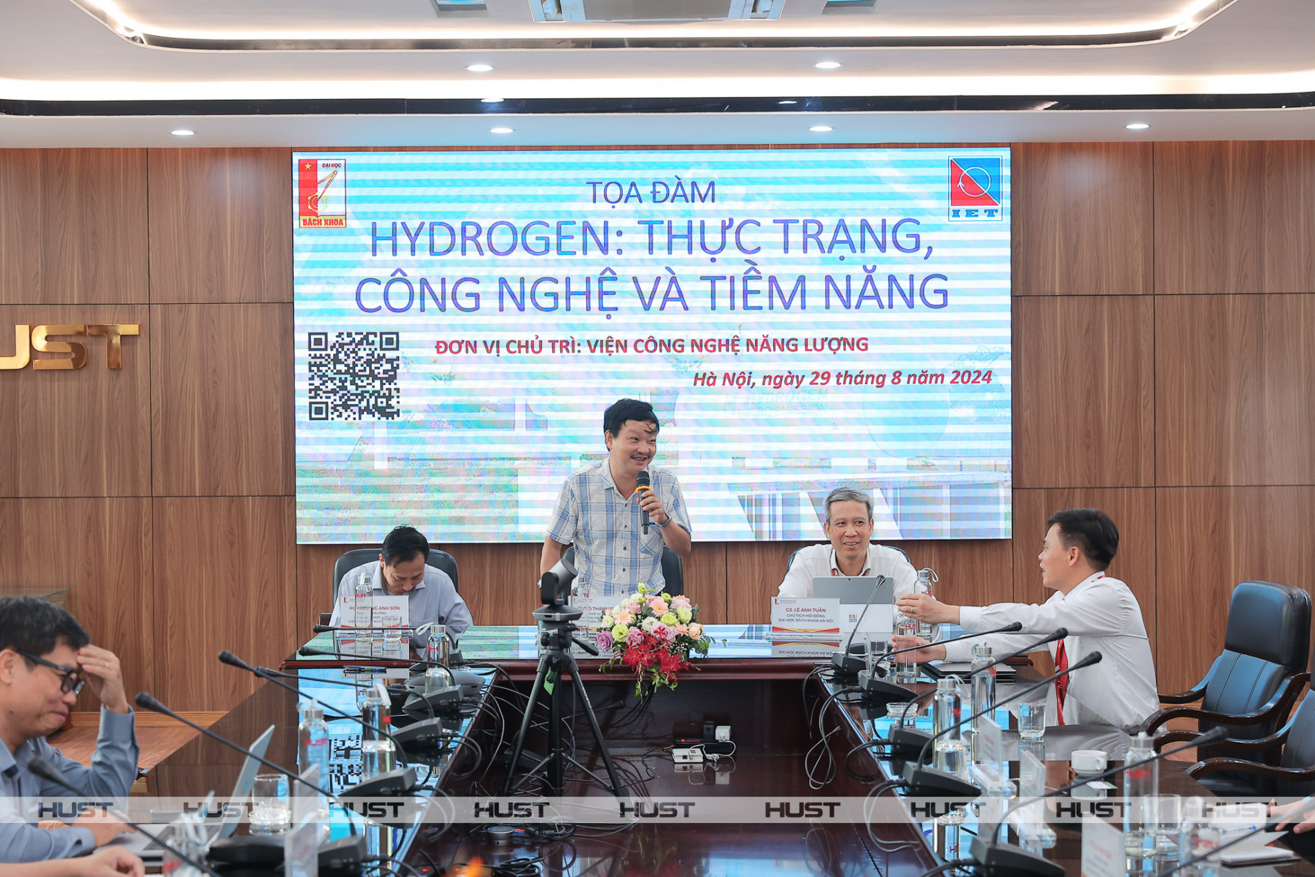 TS. Võ Thành Phong - Phó Vụ trưởng Vụ Khoa học và Công nghệ, Ban Tuyên giáo T.Ư và GS. Lê Anh Tuấn - Chủ tịch Hội đồng Đại học ĐHBK Hà Nội - đồng chủ trì buổi Tọa đàm