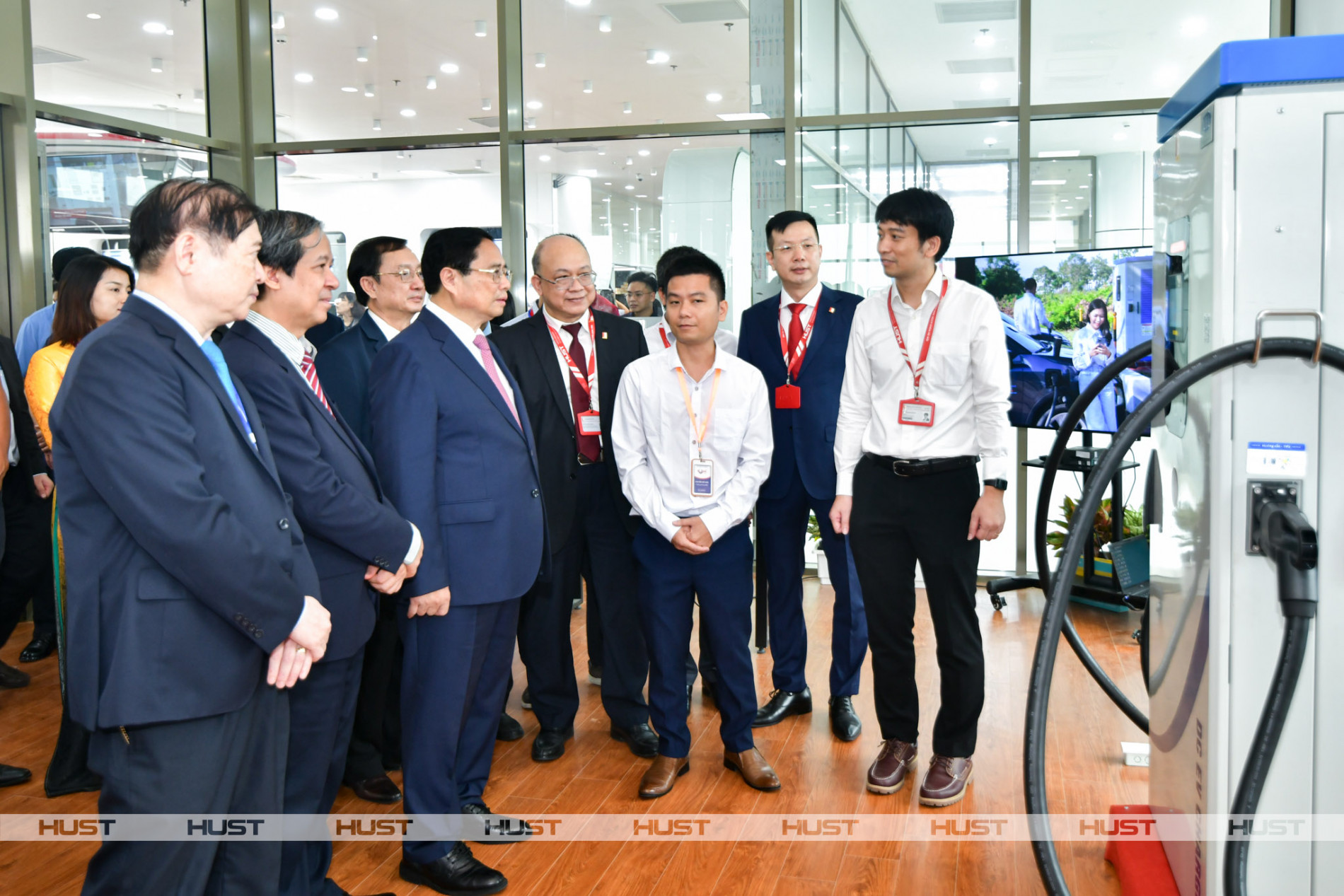 Thủ tướng Chính phủ Phạm Minh Chính và các đại biểu tham quan không gian văn phòng BK Smart - Tech Center