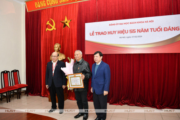 Đảng viên Đảng bộ Cá cược xổ số
 vinh dự nhận Huy hiệu 55 năm tuổi Đảng