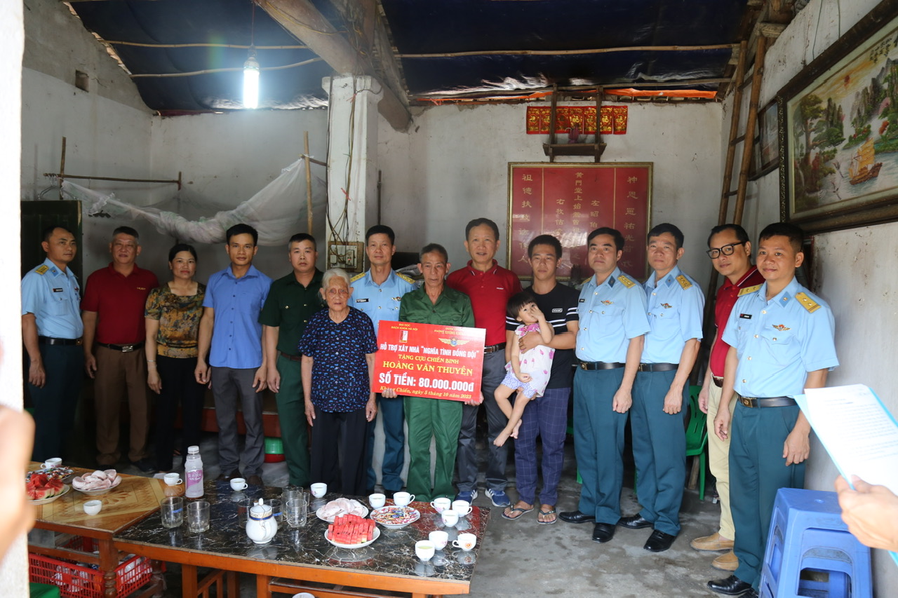Đại diện Cá cược xổ số
 và Quân chủng Phòng không - Không quân trân trọng trao tặng tặng tiền hỗ trợ cho gia đình CCB Hoàng Văn Thuyền, xã Kháng Chiến, huyện Tràng Định, tỉnh Lạng Sơn